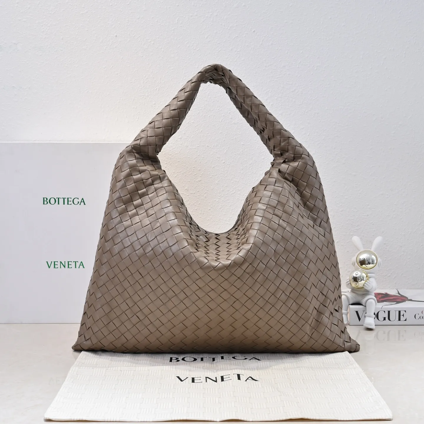 Batch 2160 #Bv Yangjin large size HOP cowhide, the bag body and handles are made of a whole piece of woven leather. The bag body is soft and lazy. Hop symbolizes the praise of innovation and eternal craftsmanship [love]. The pyramid silhouette combines practicality and fashion. Modern and casual, the bag mouth is double-sided closed design, more convenient and safe! Made of soft cowhide and full of texture, this is a must-have for fashionable ladies who like minimalism, comfort and casualness! Model: 3970 Dimensions: 54x24x13